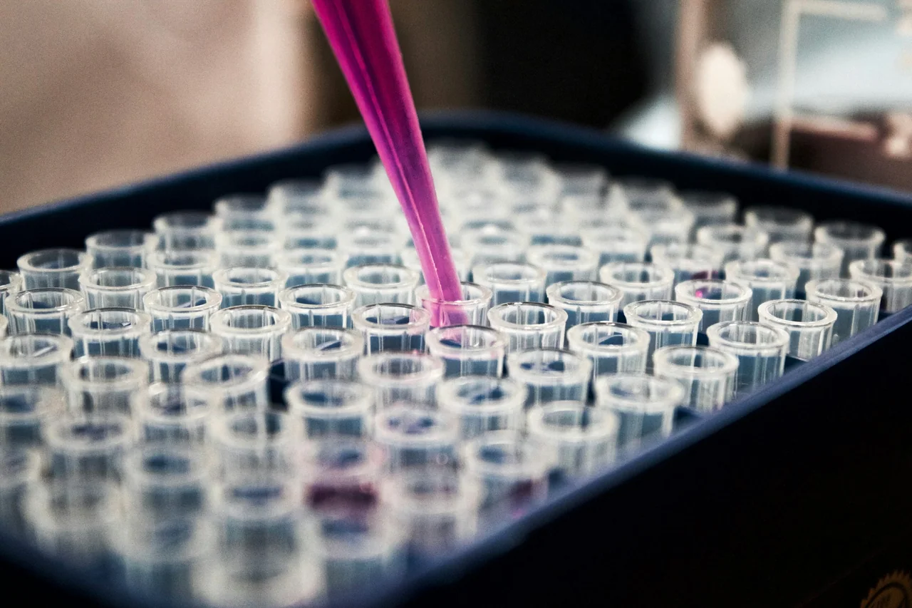 Precision pipetting into a laboratory sample tray